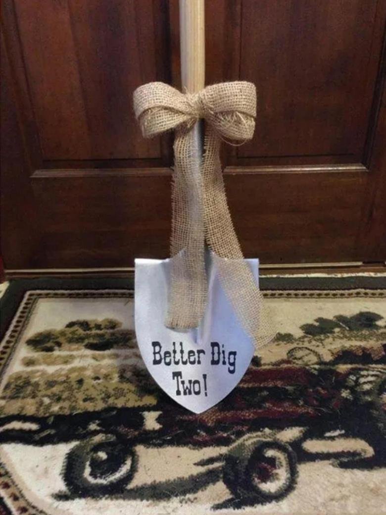 Украшение из книжных страниц