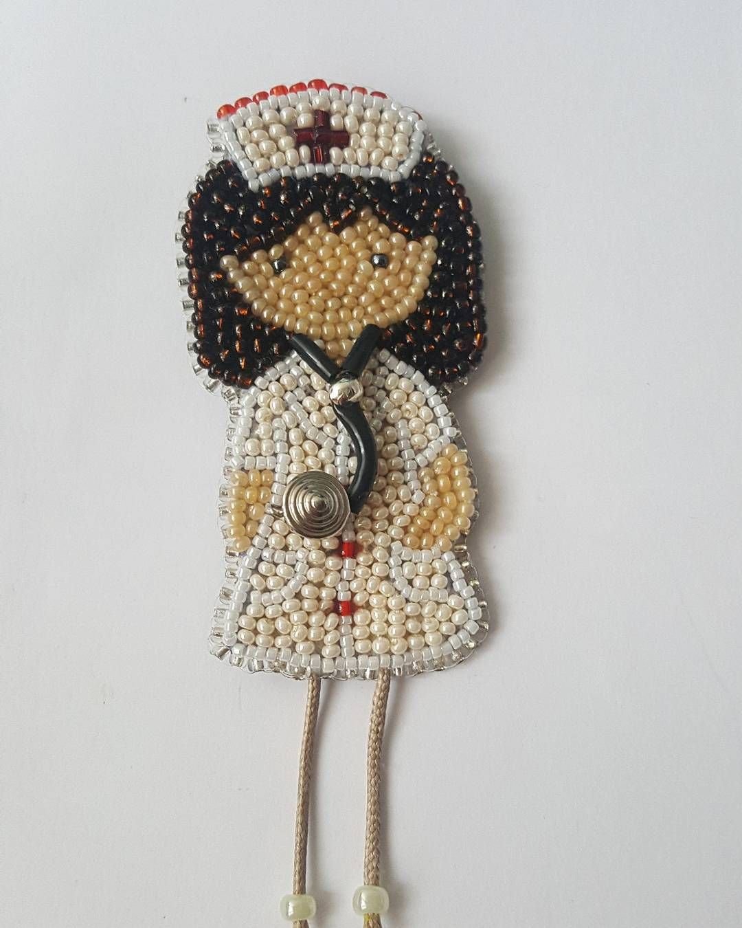 Брошка из бисера для медсестры