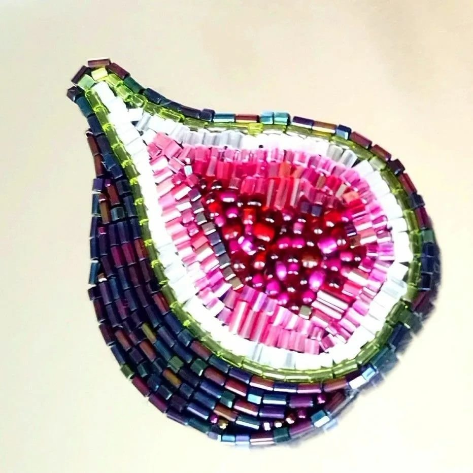 Брошь из бисера инжир