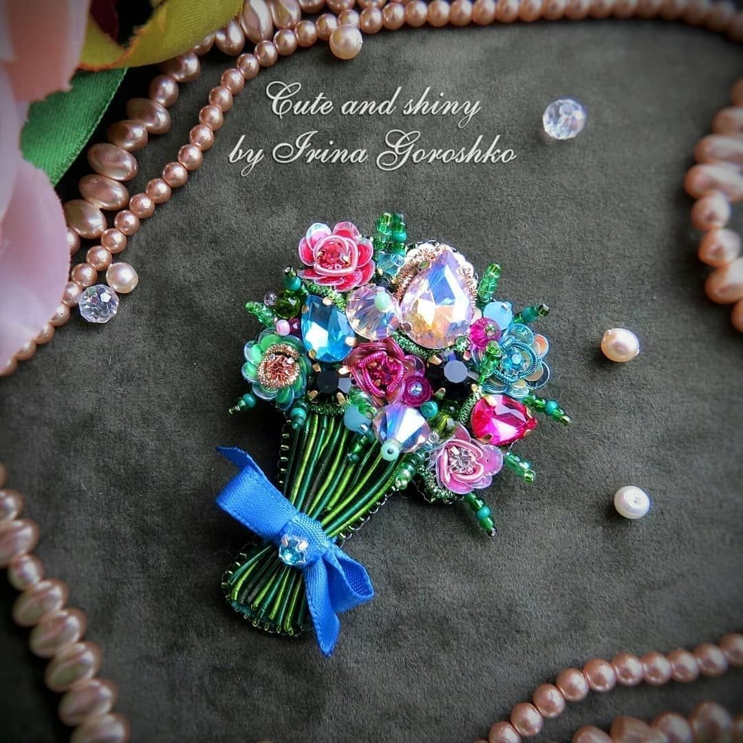 Брошь букет из бисера и пайеток