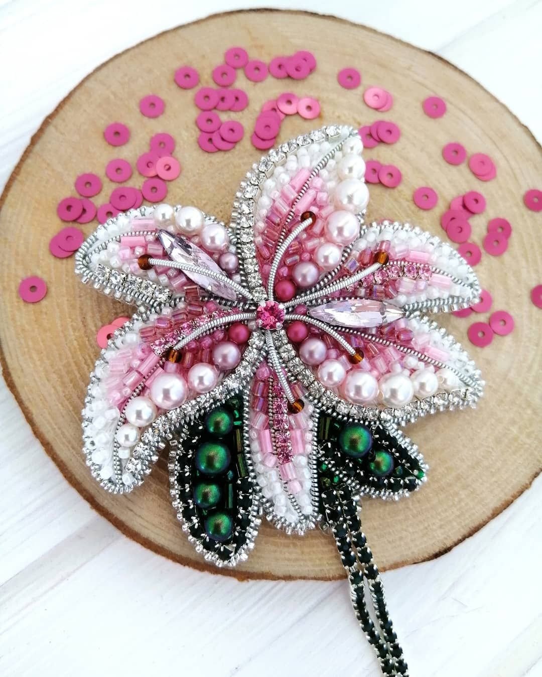 Брошь вышитая бисером