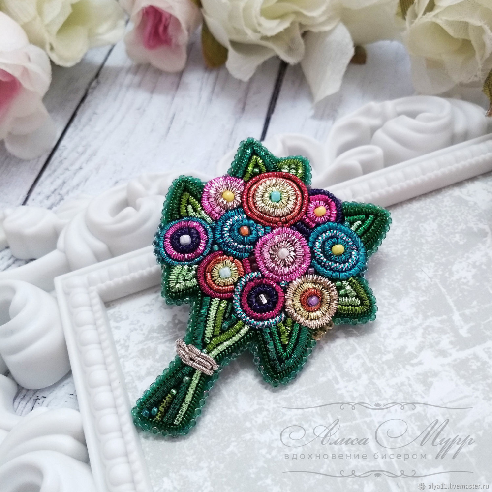 Брошь из бисера
