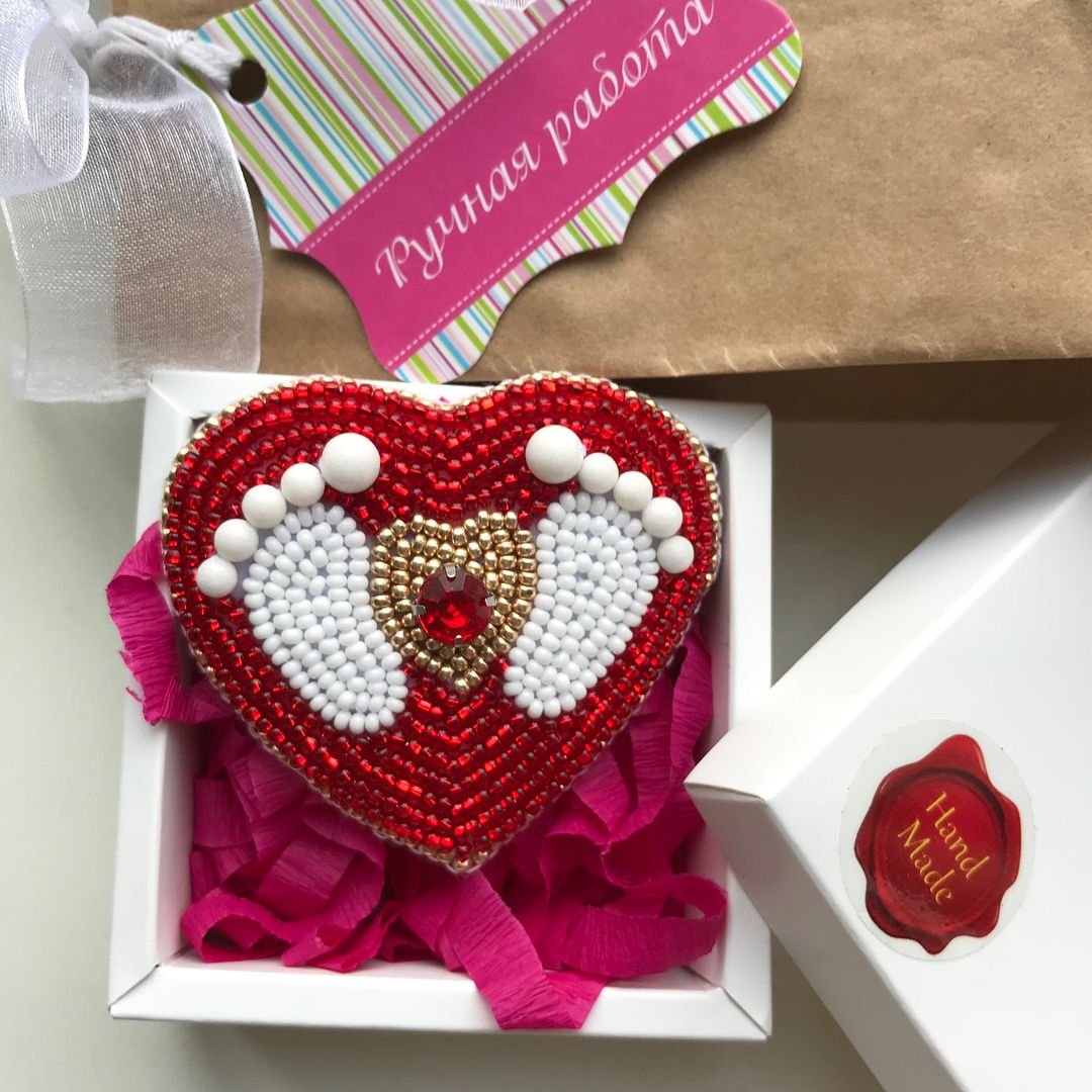 Брошь для медика из бисера