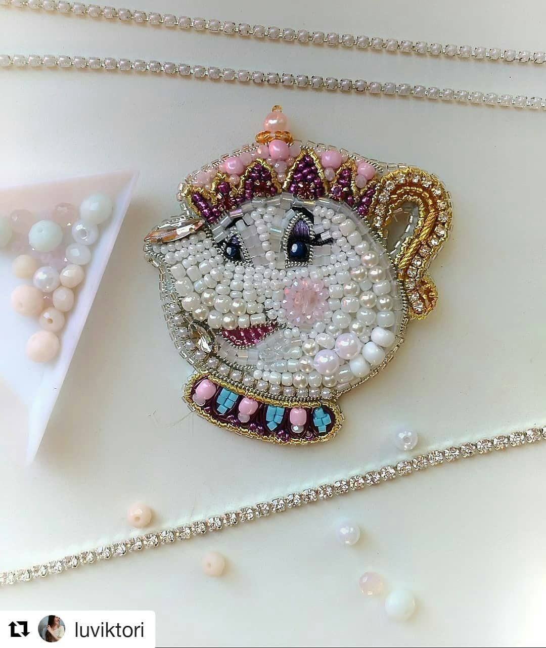 Брошь из бисера карета