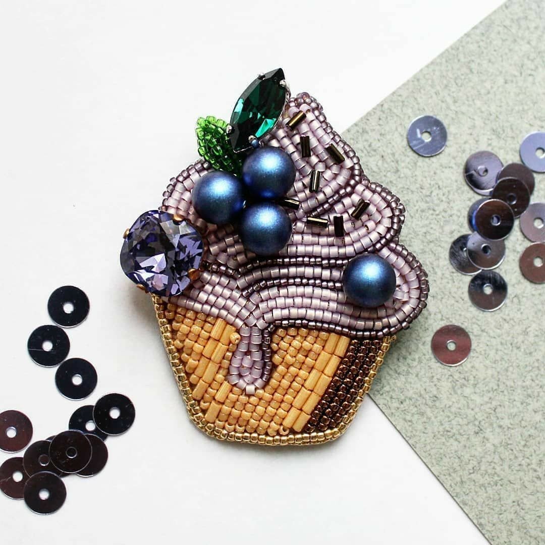 Забавные брошки из бисера