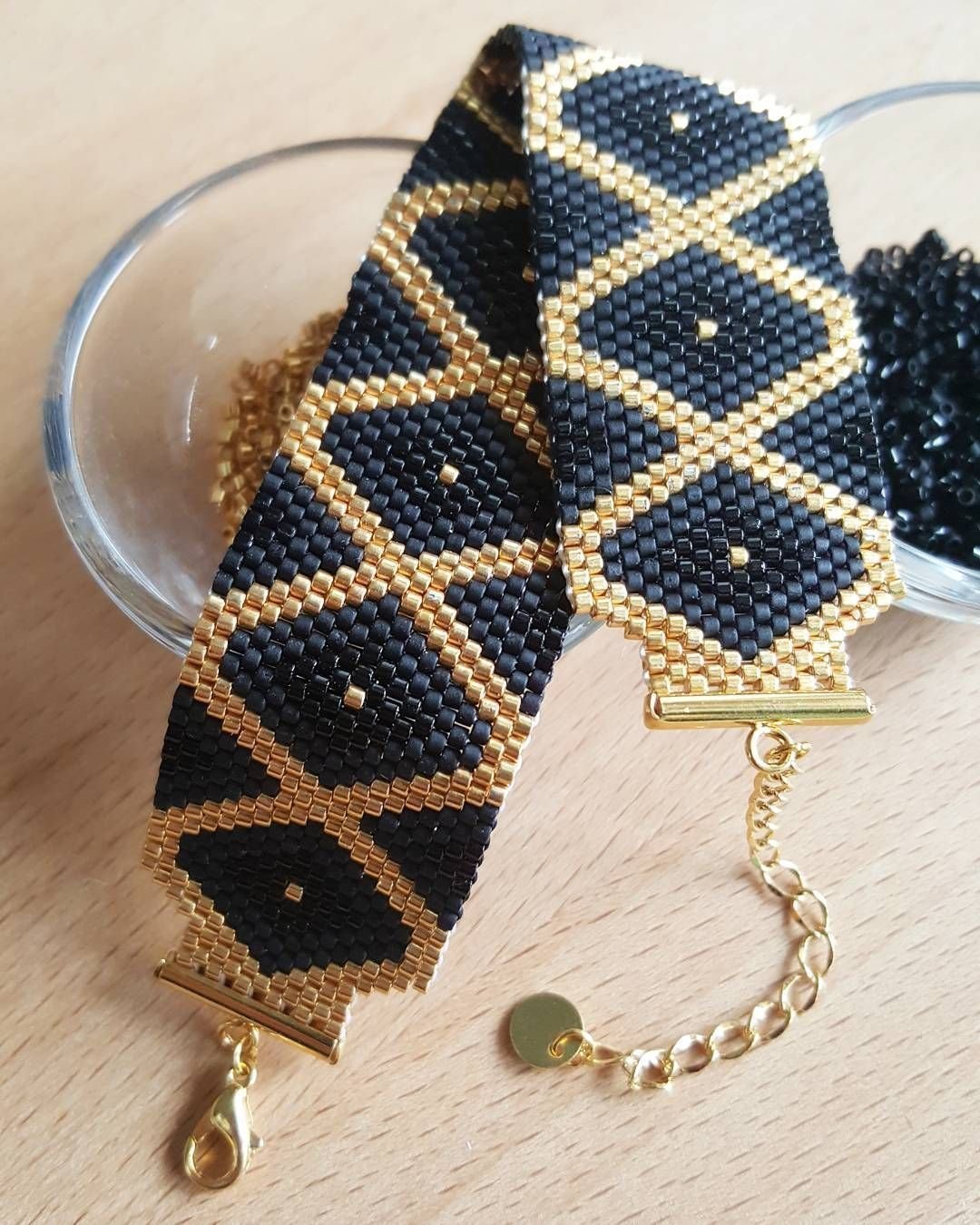 Брошь фотоаппарат из бисера