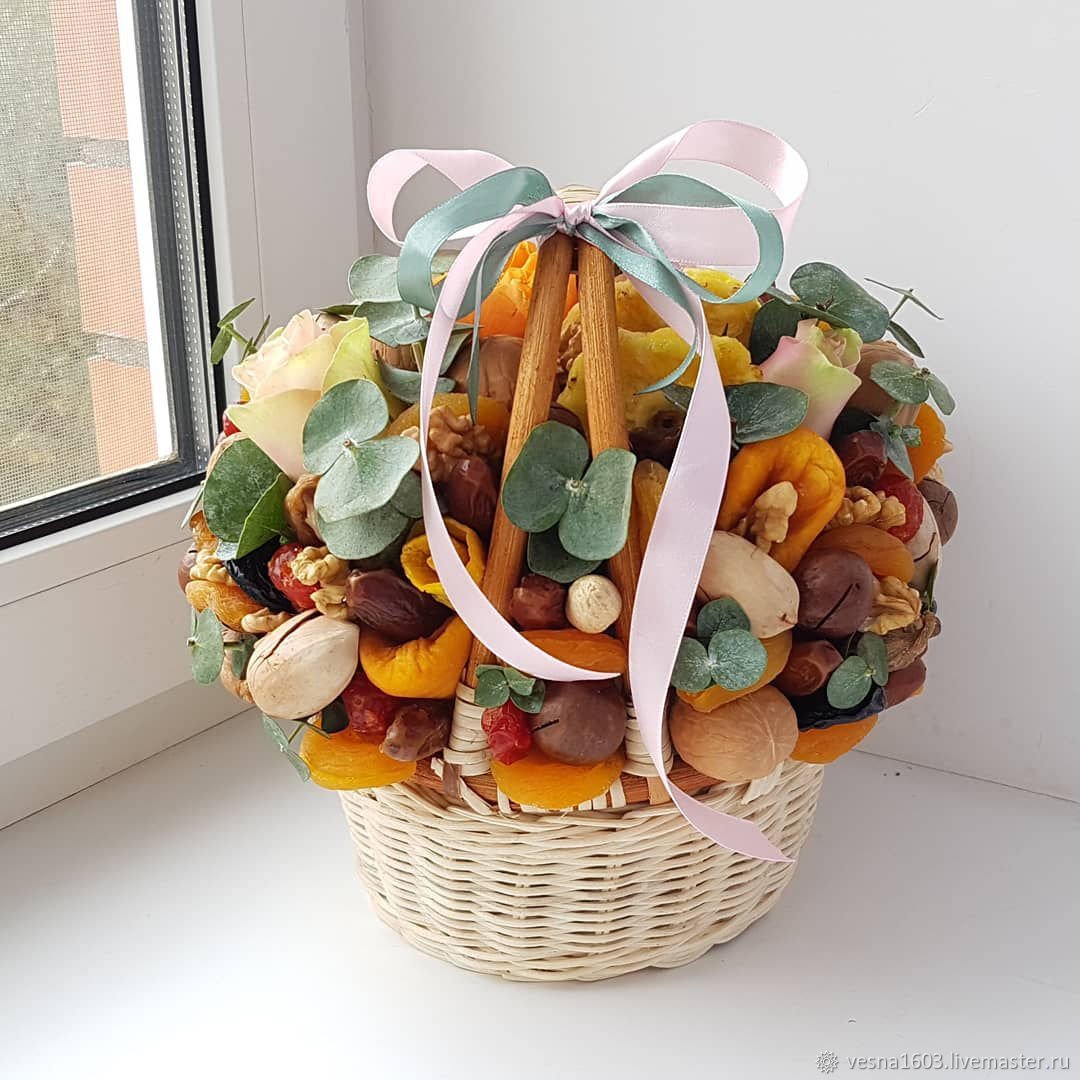 Подарочная корзинка с орехами