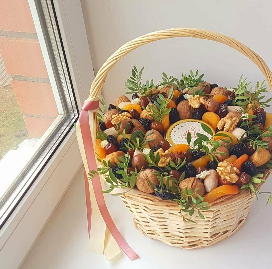 Корзина с сухофруктами