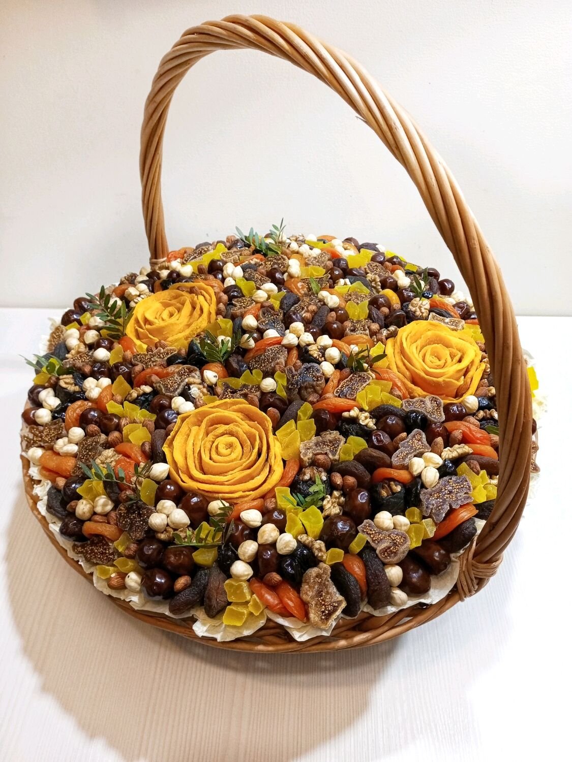 Букет из сухофруктов в корзине