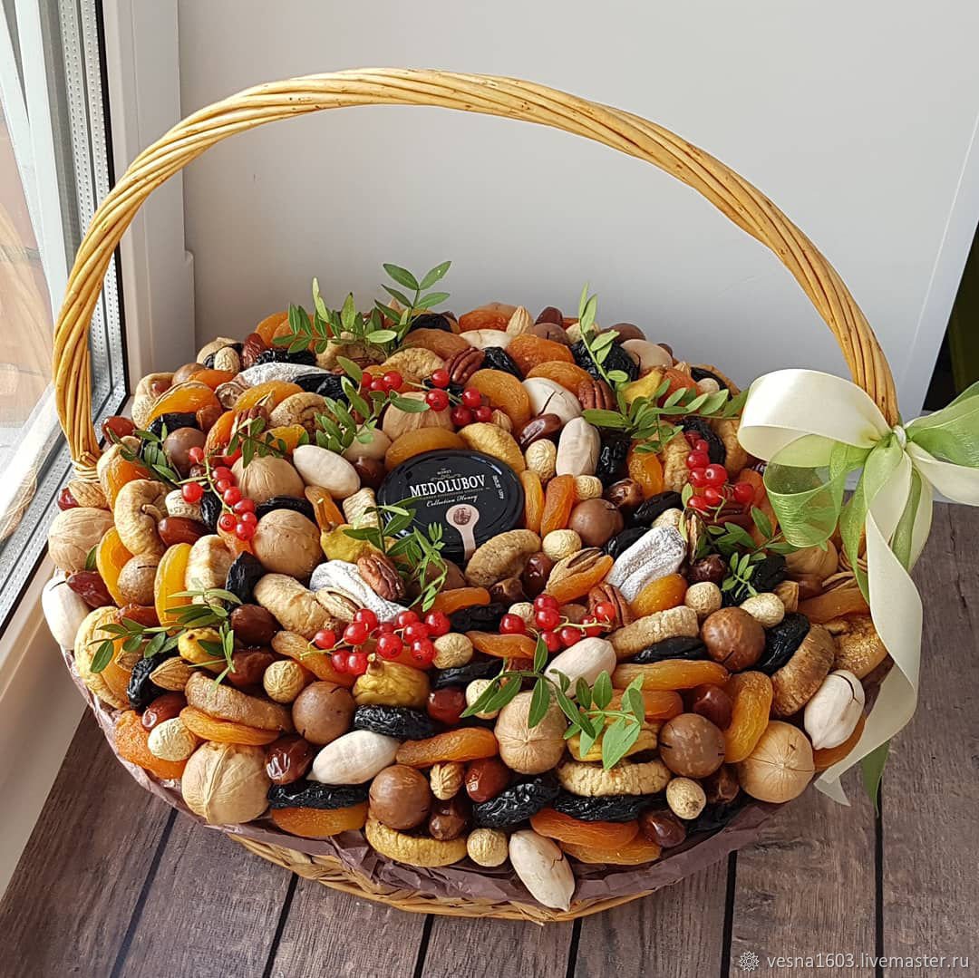 Корзина из сухофруктов