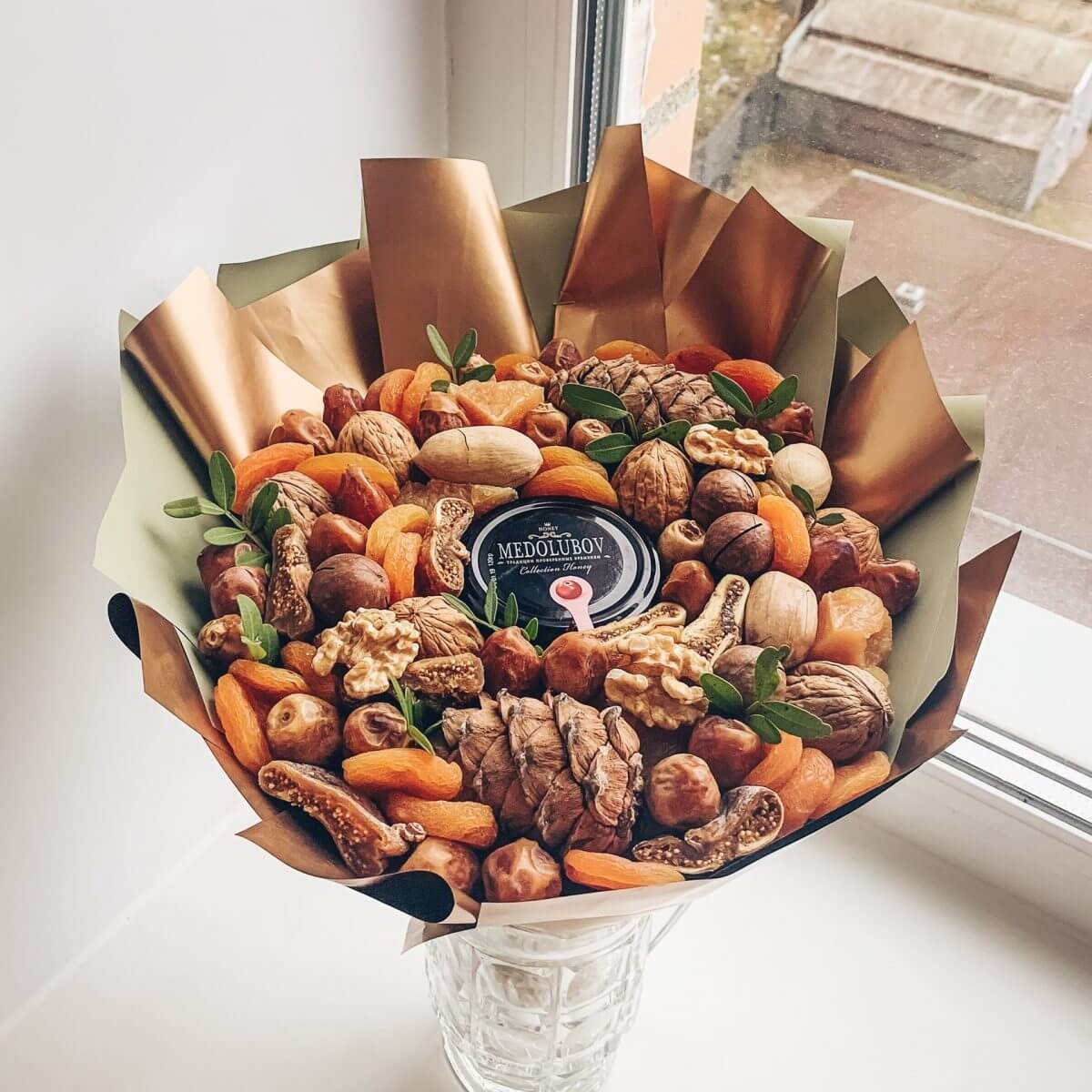 Букет из орехов и сухофруктов