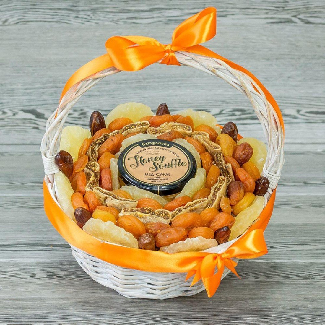 Букет из орехов