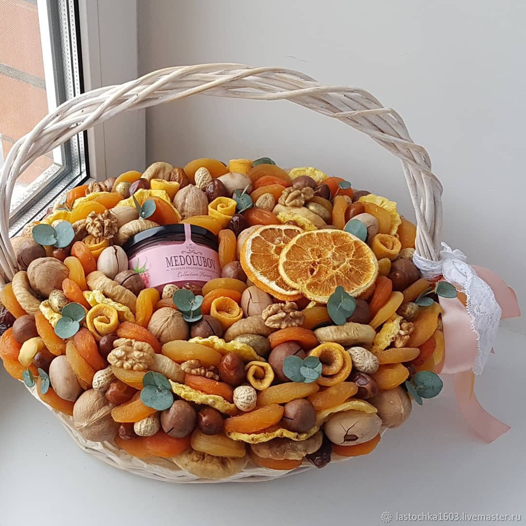 Букет из орехов и сухофруктов
