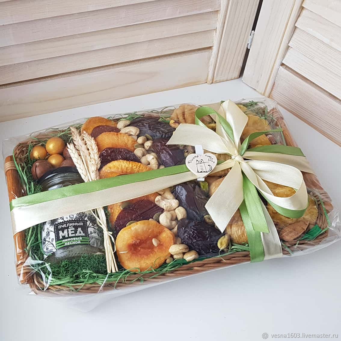 Корзина с сухофруктами и орехами