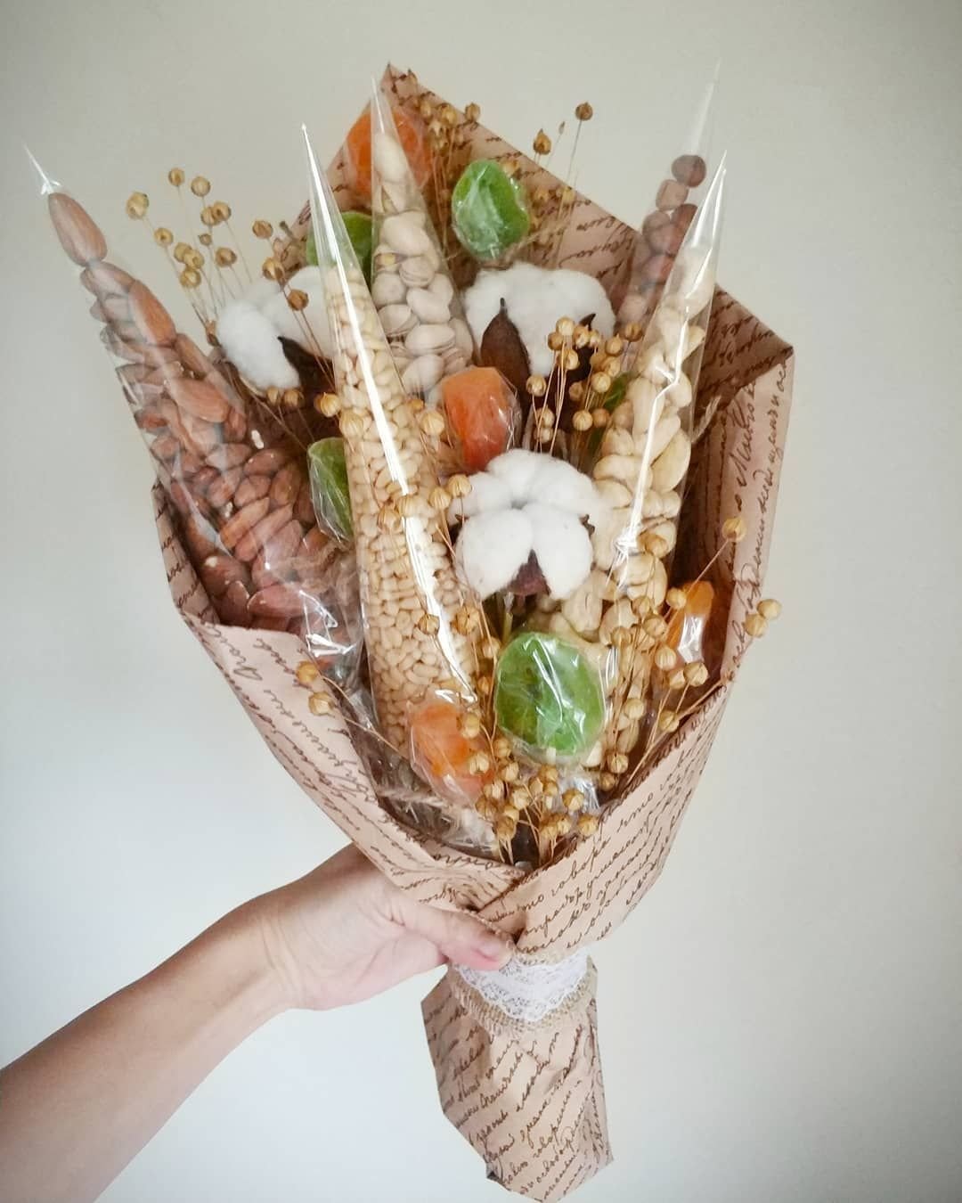 Букет из сухофруктов в корзине