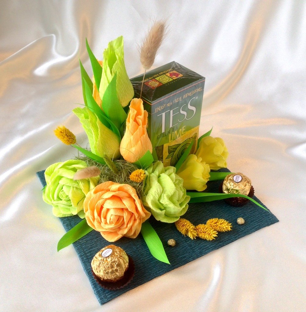 Букет из чая и коробки конфет