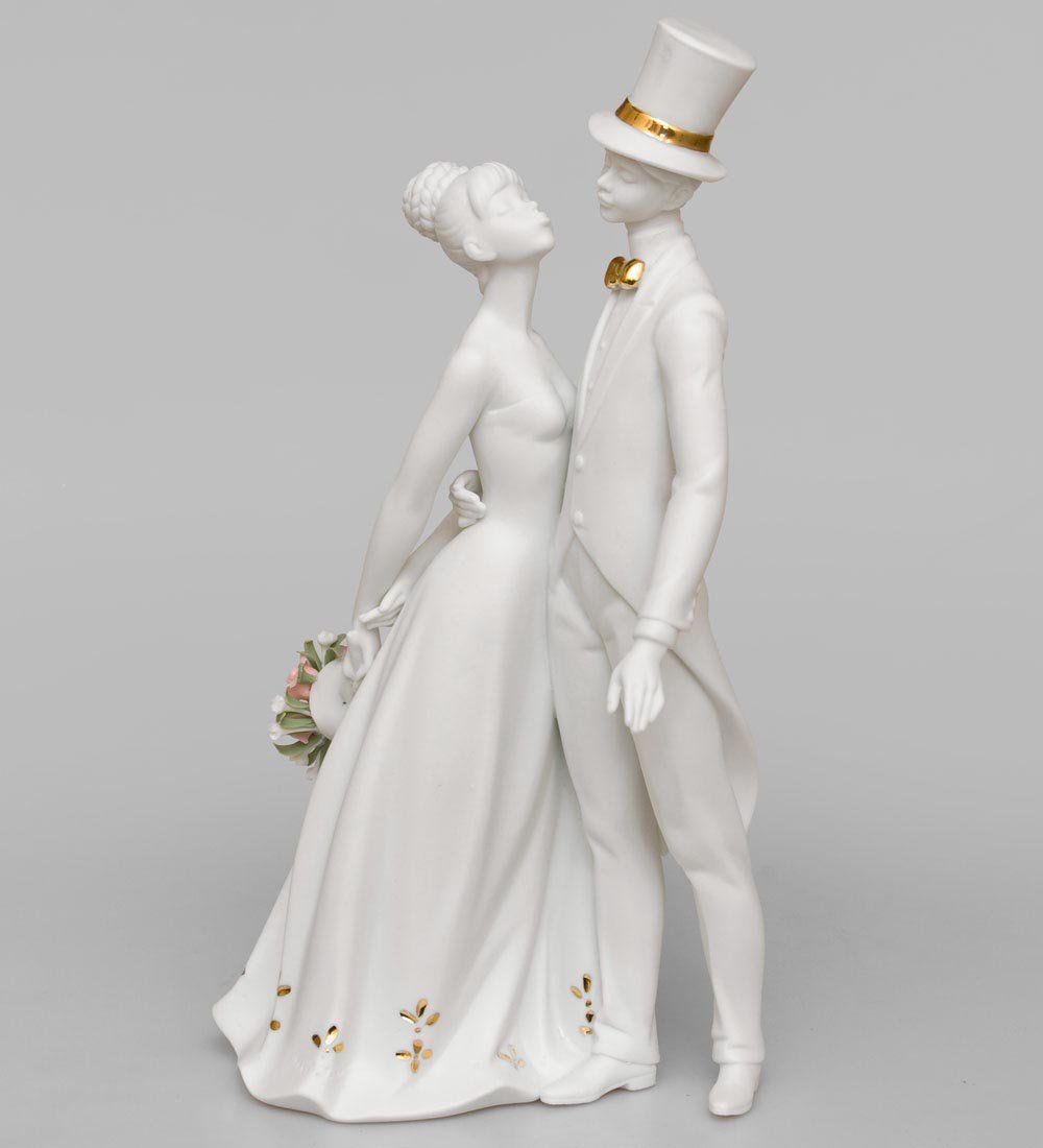 Фарфоровая статуэтка молодожены
