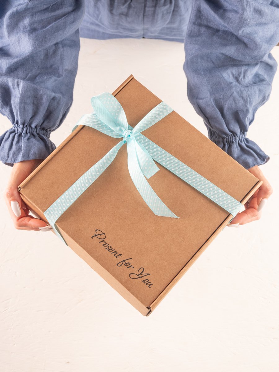 Новогодний подарок в крафтовом пакете