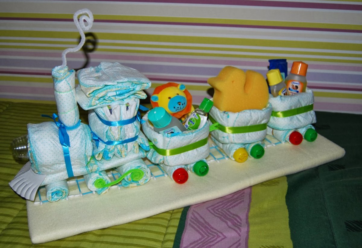 Паровоз из памперсов для мальчика