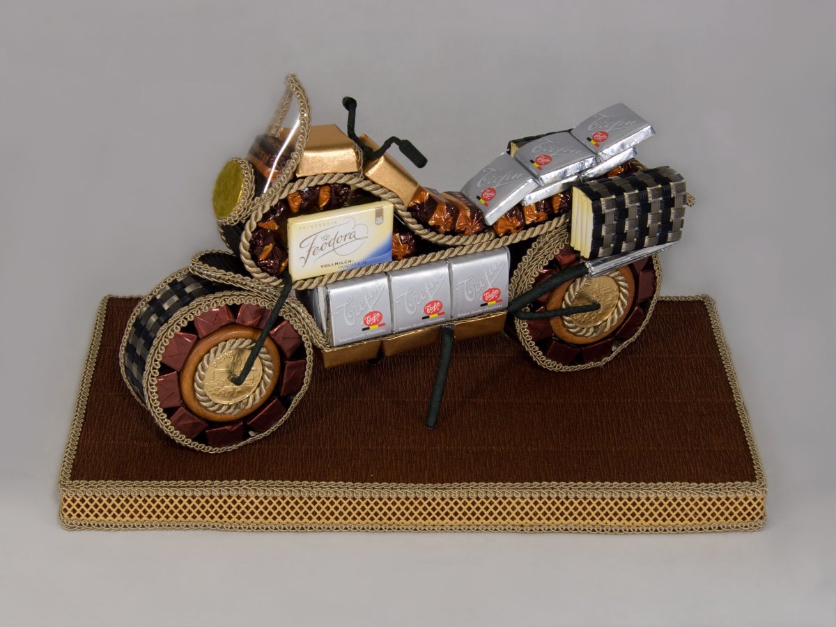 Мотоцикл из конфет