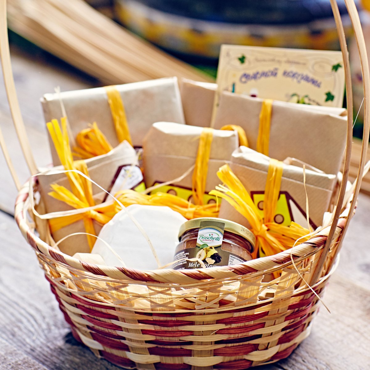 Корзина с сыром в подарок