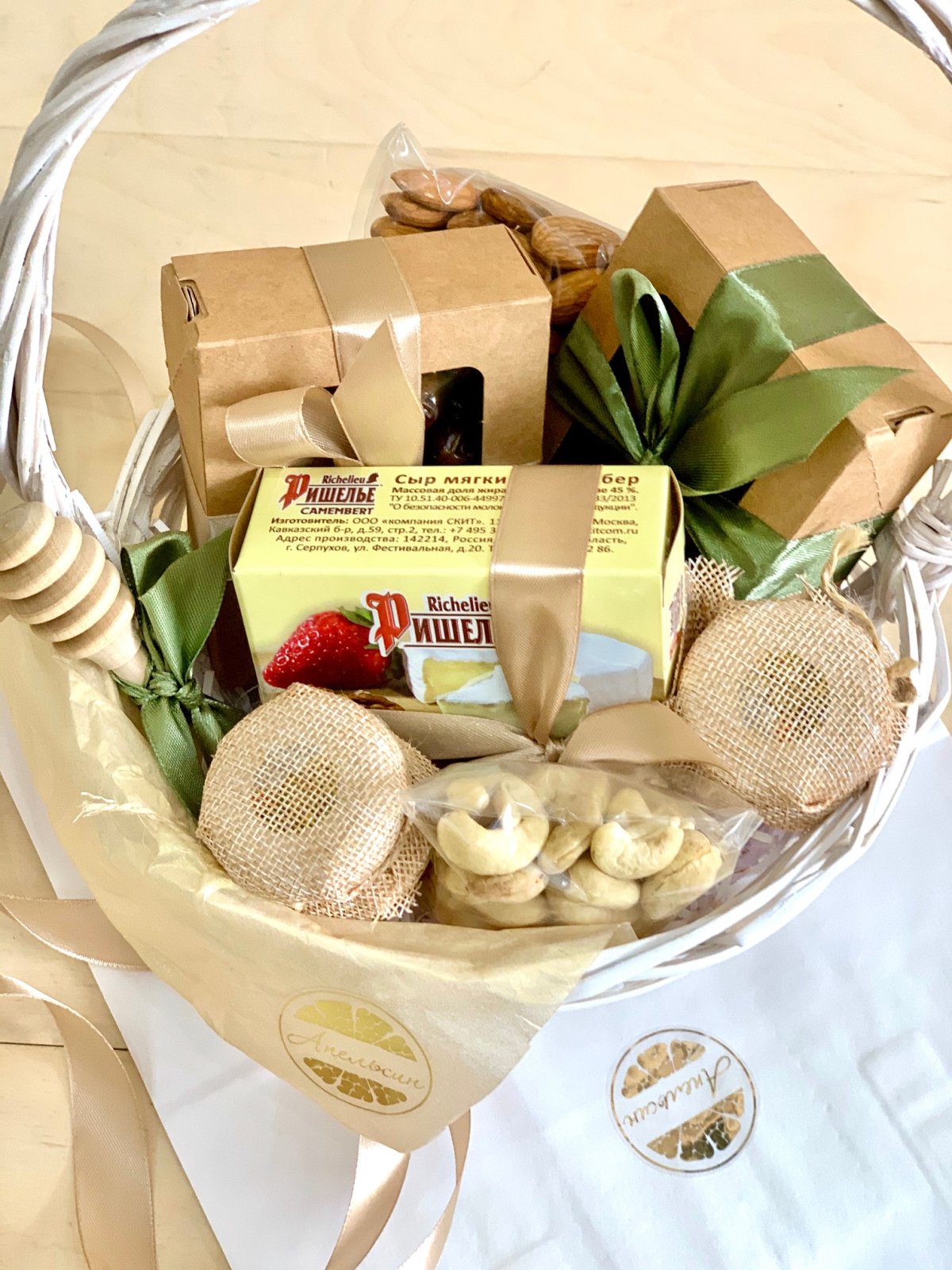 Корзина с сырами подарочная