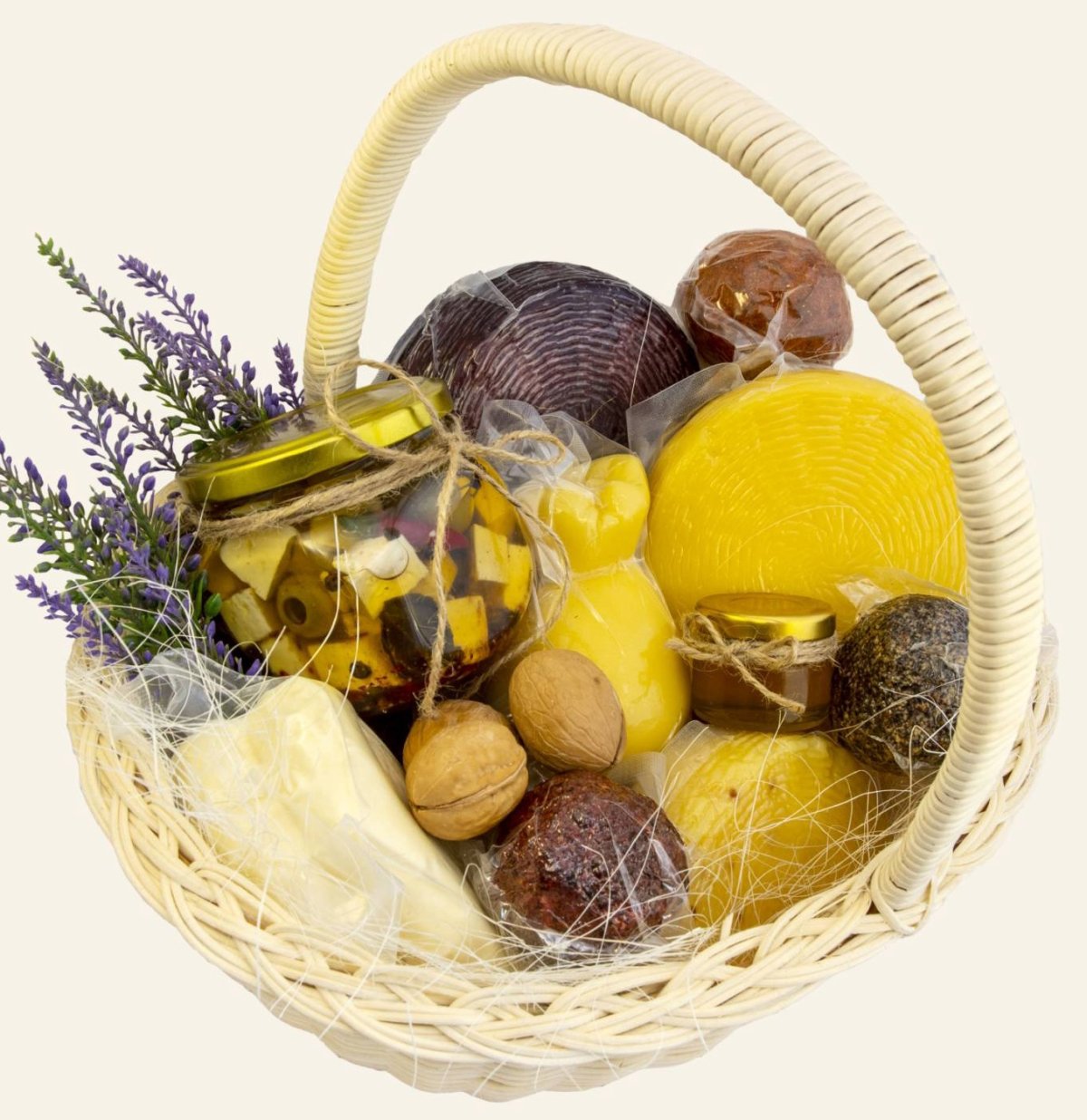 Корзина с сырами подарочная