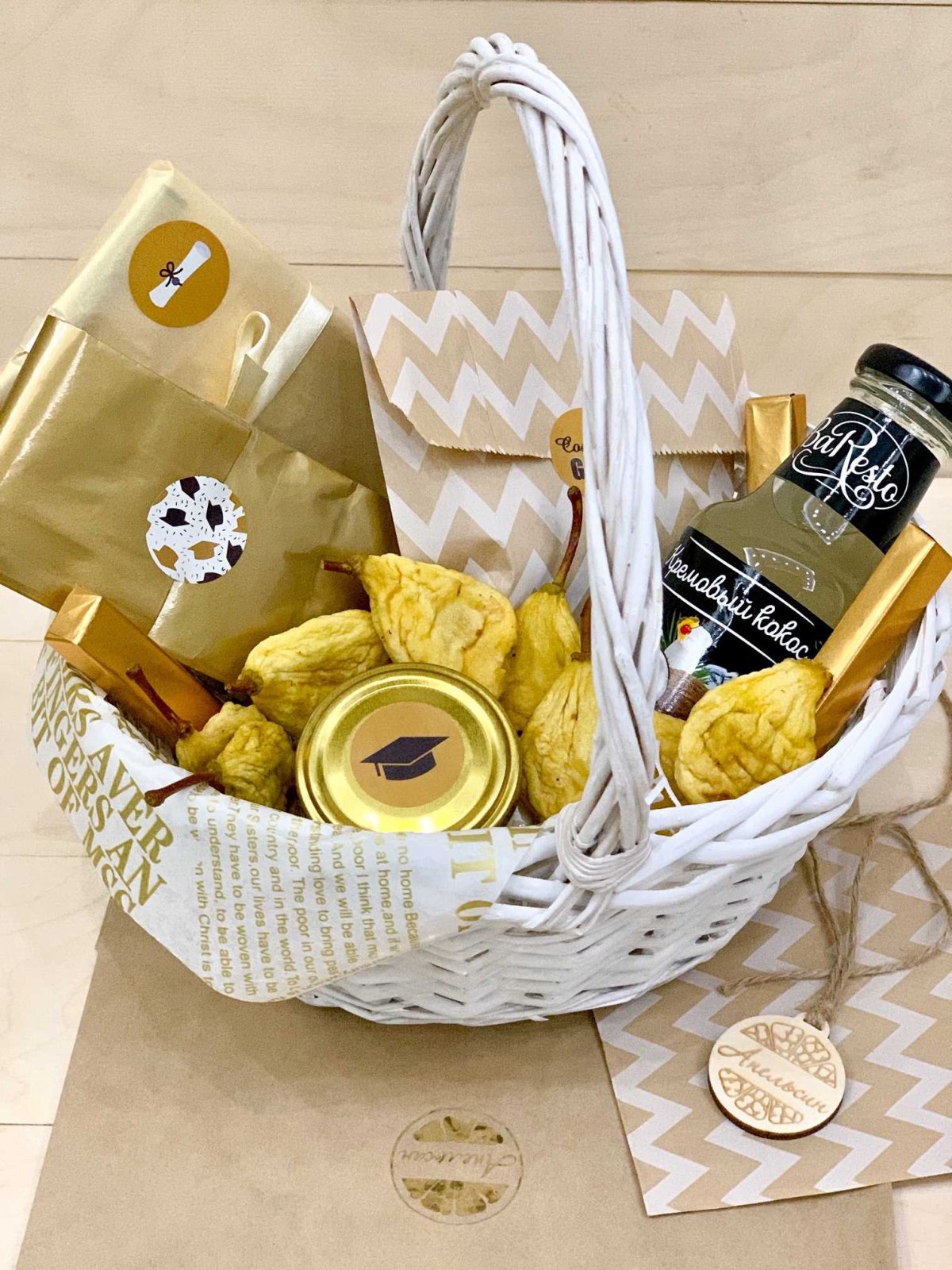 Корзина с сырами подарочная