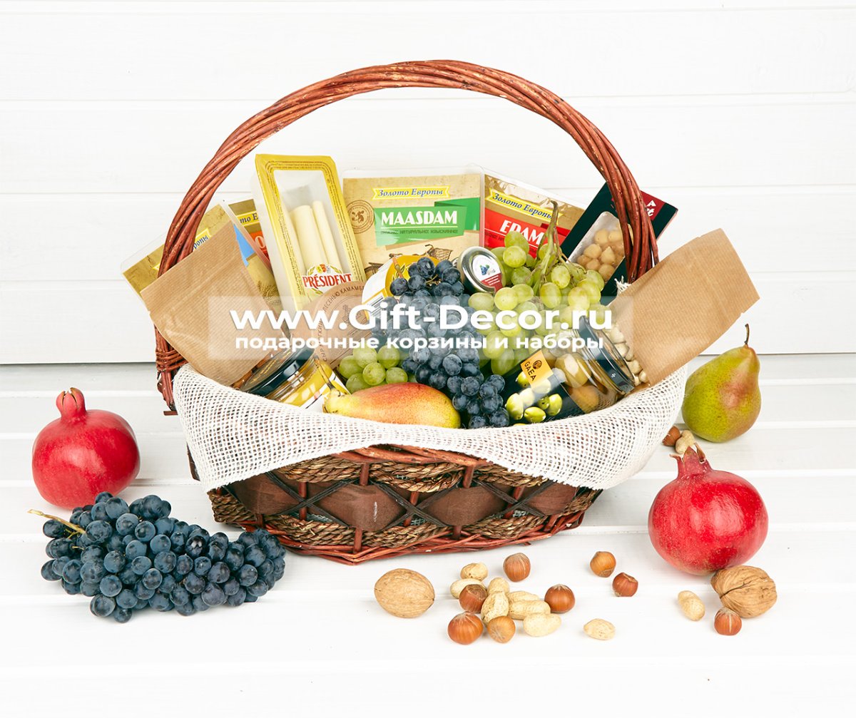 Корзина из сыров в подарок