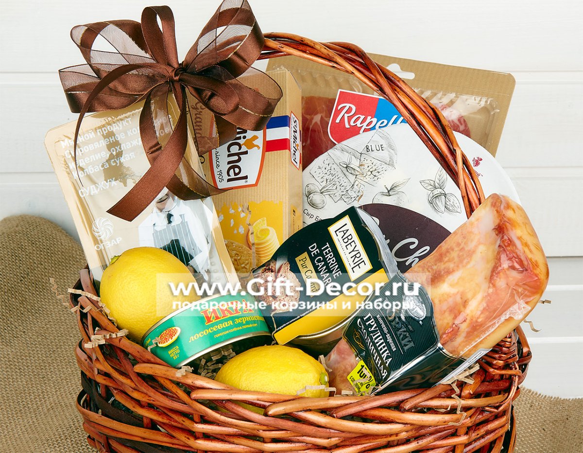 Корзина с сырами подарочная