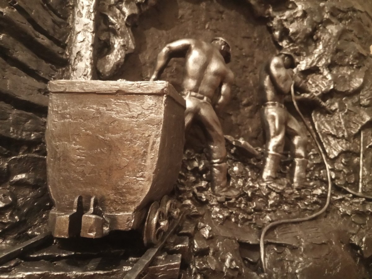 Фигурки шахтерской тематики