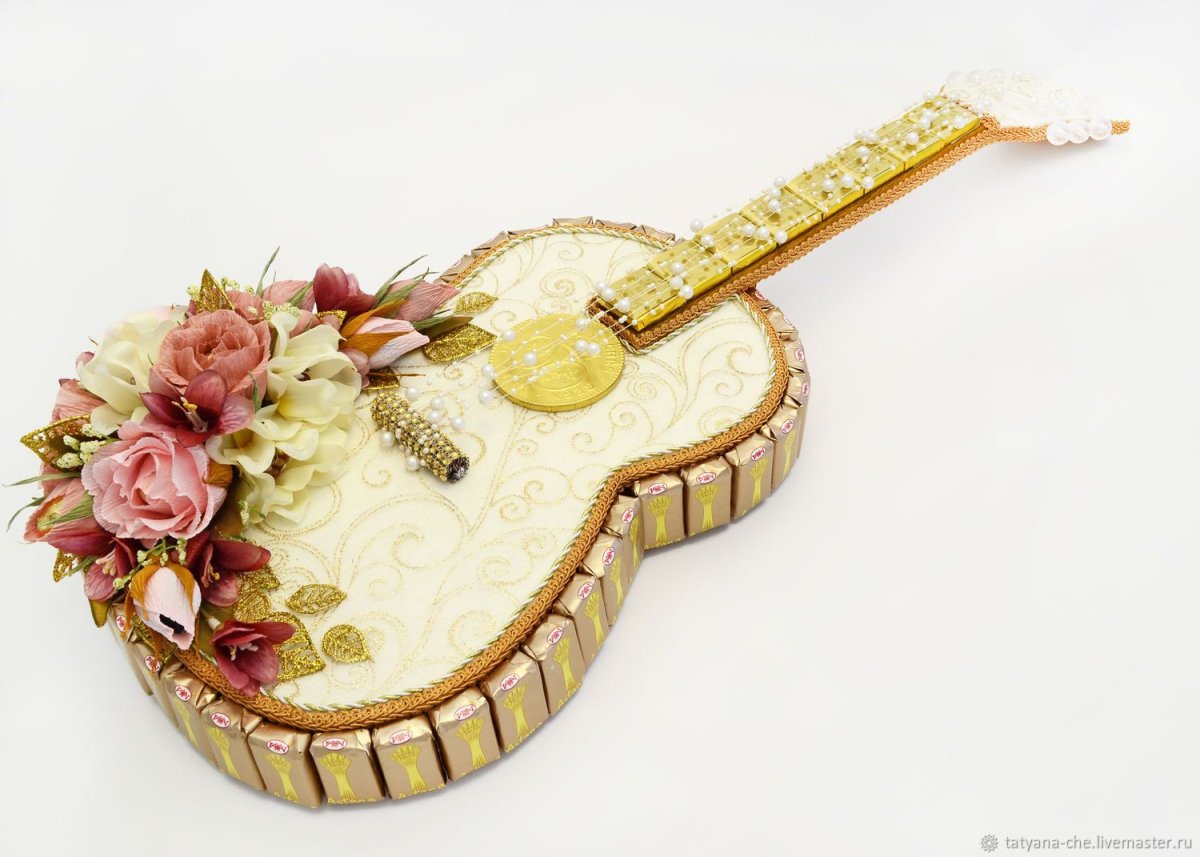 Гитара из конфет