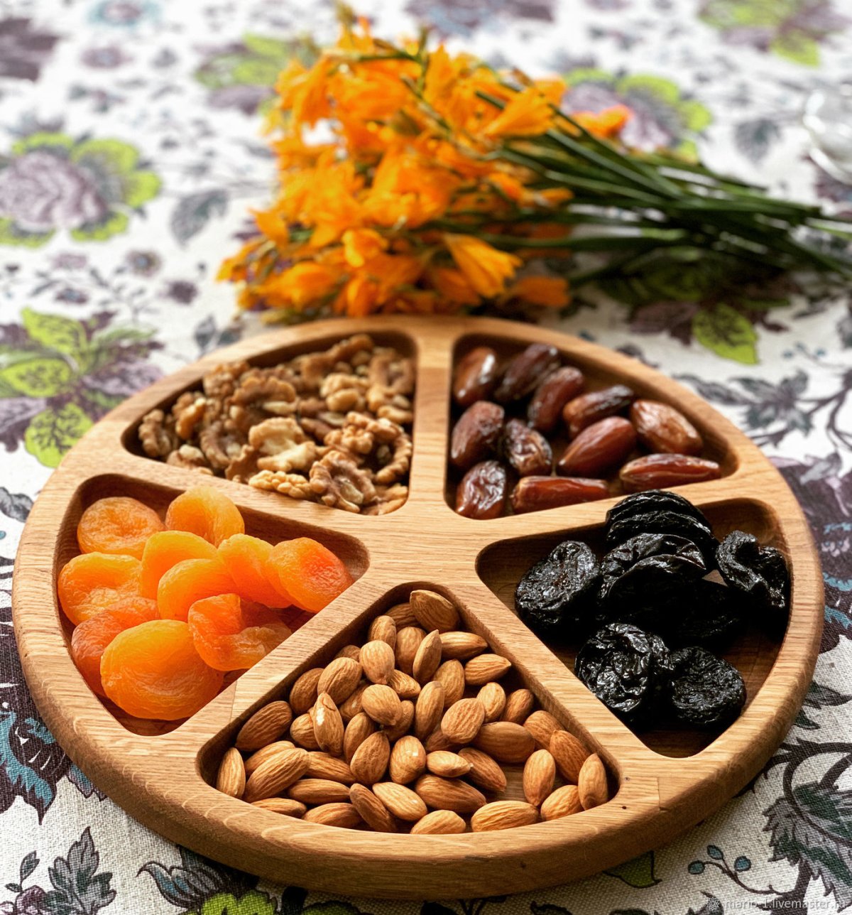 Сухофрукты на подносе