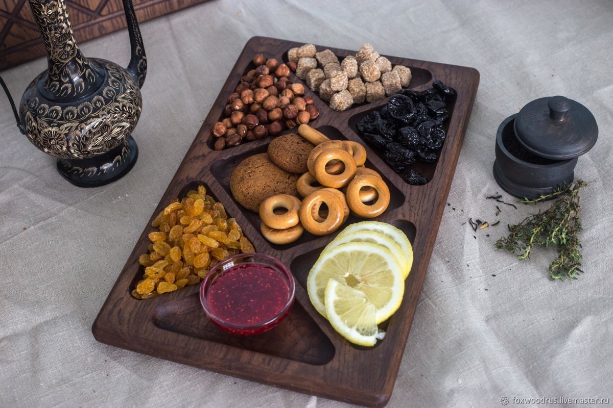 Сервировка на деревянной доске