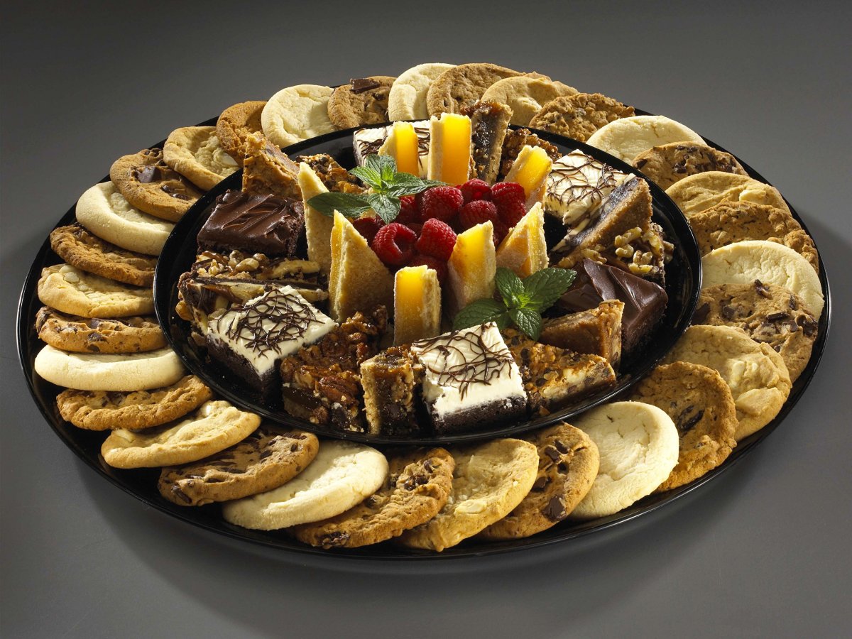 Менажница круглая деревянная с едой