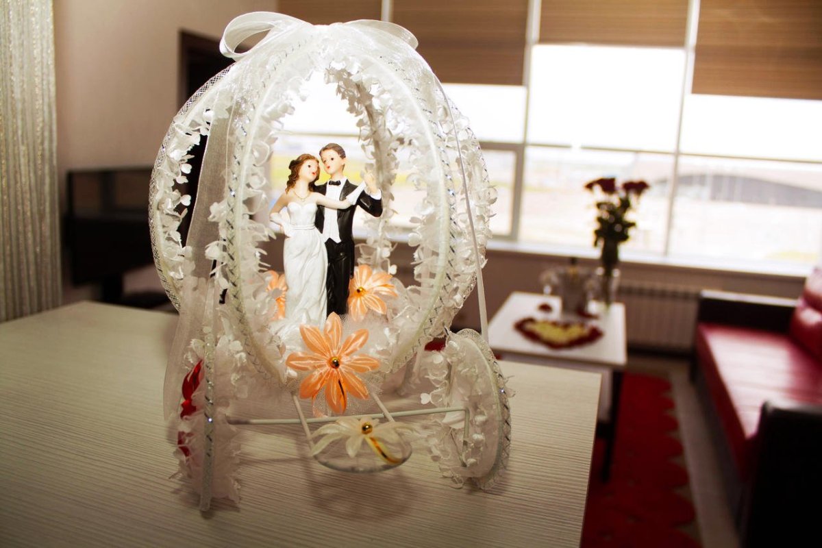 Прикольные подарки на свадьбу молодоженам