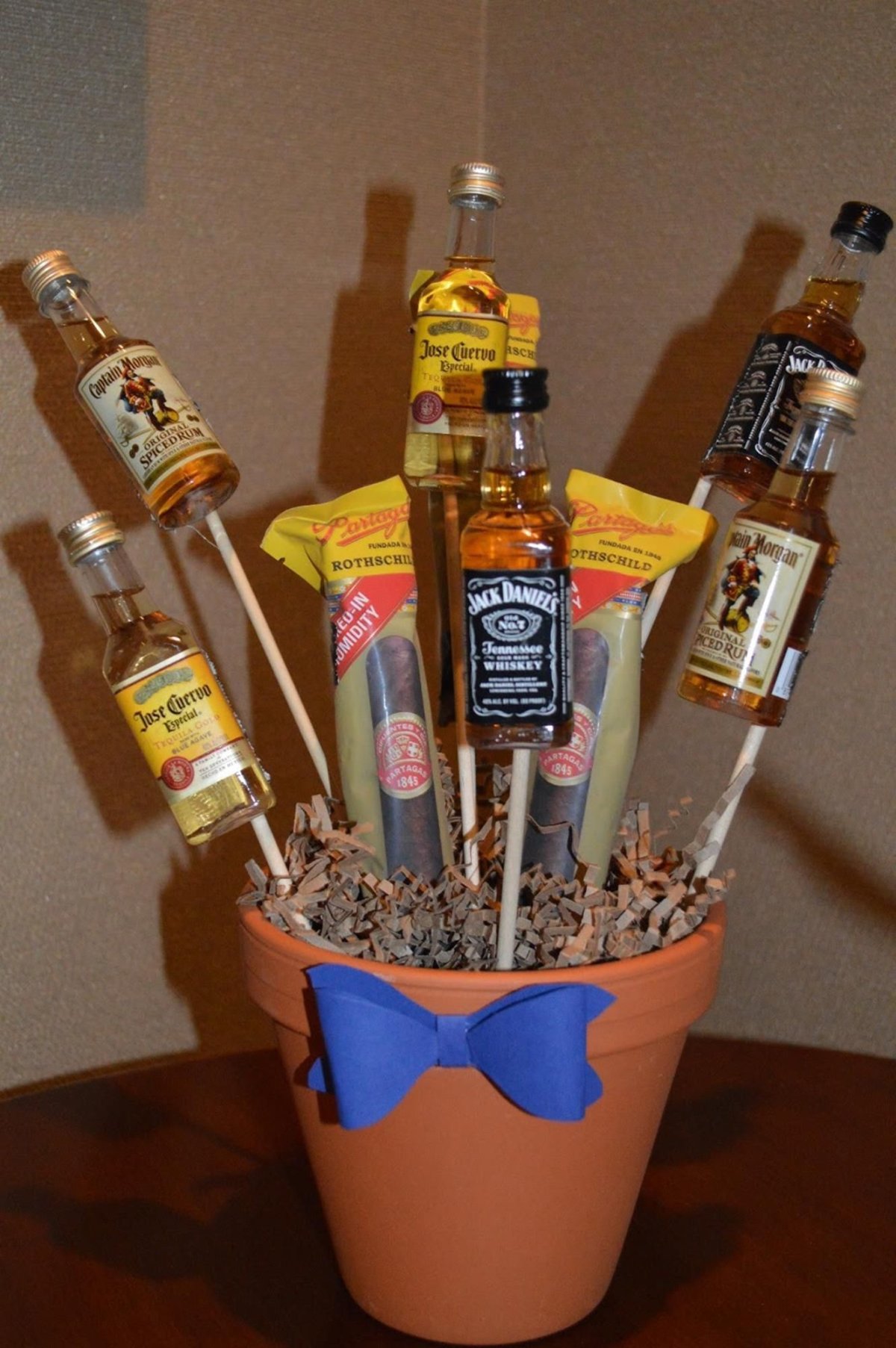 Подарок с маленькими бутылочками