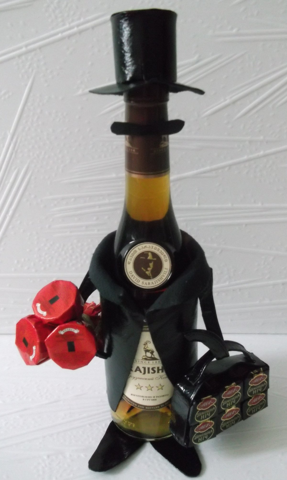 Украсить бутылку коньяка