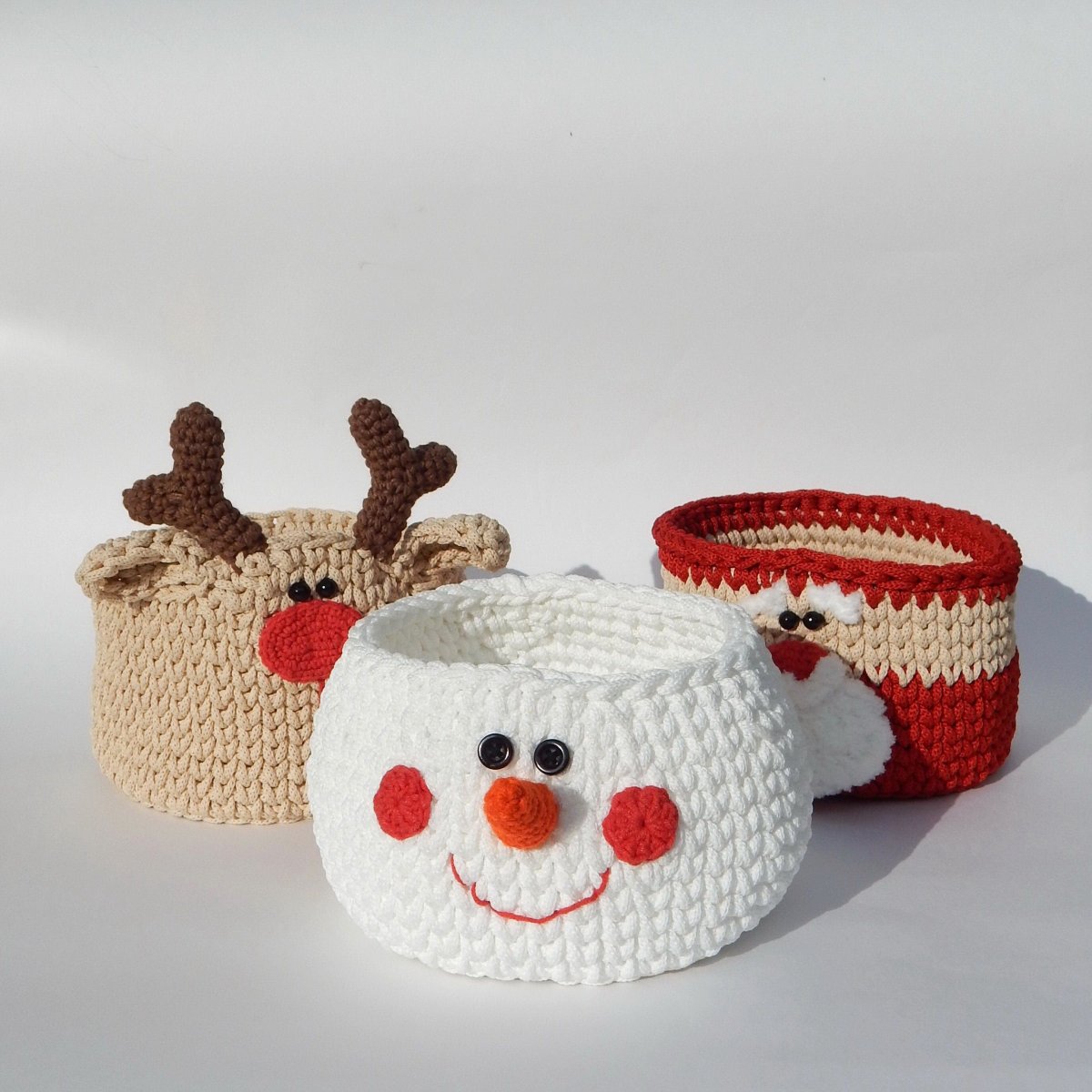 Елочные игрушки из трикотажной пряжи и шнура