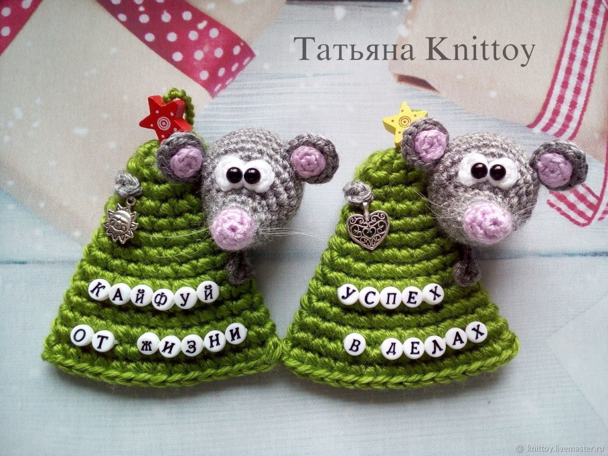 Вязаные кролики магнитики на новогодние