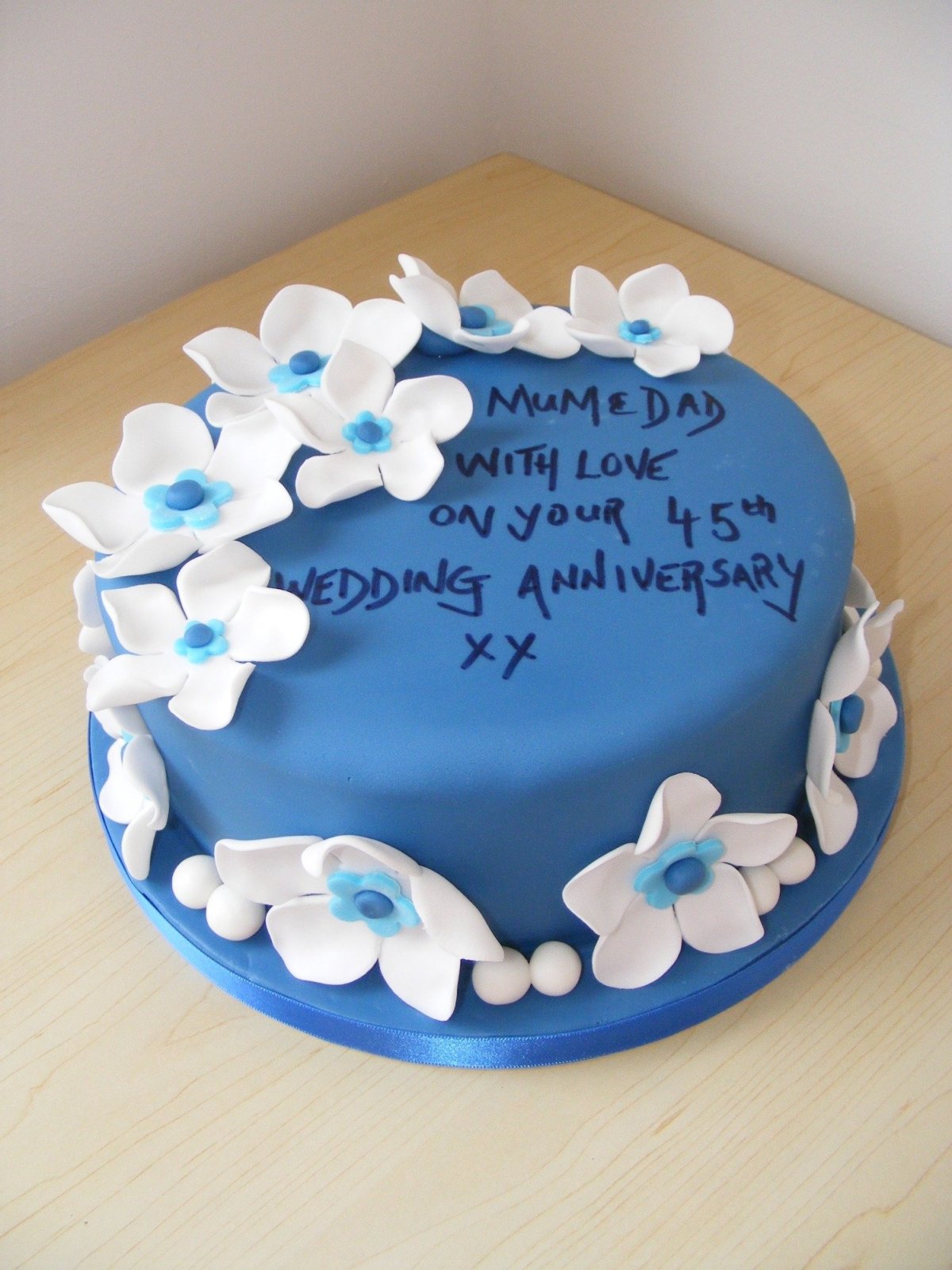 Свадебные бокалы и шампанское