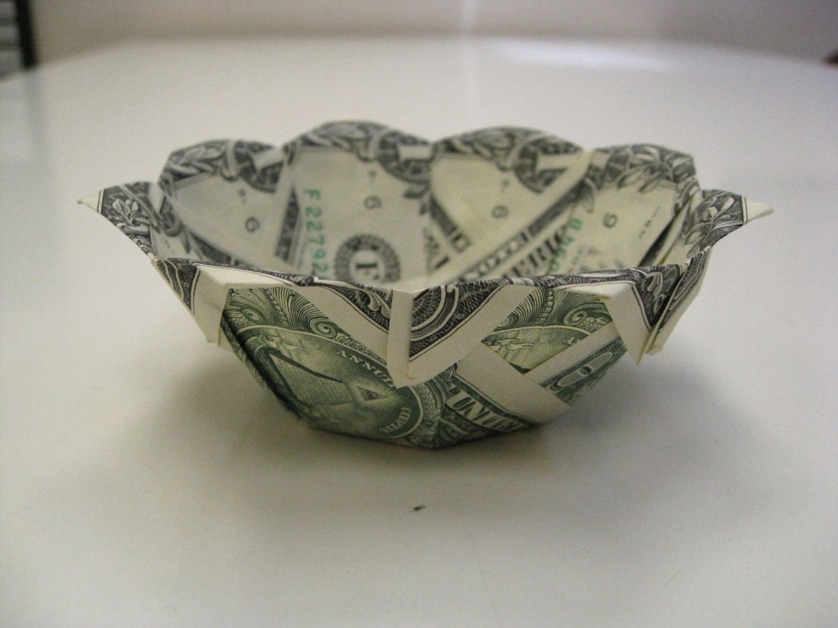 Корона из денежных купюр