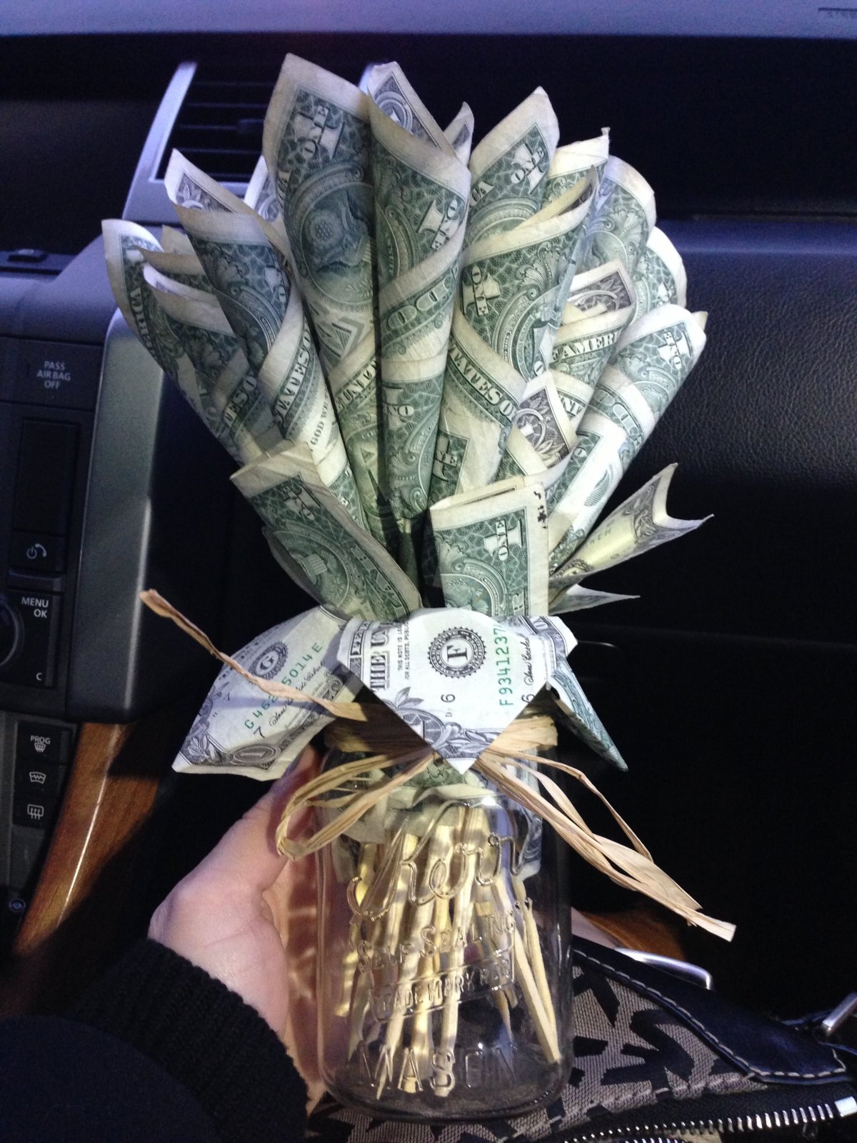 Украшения из денежных купюр