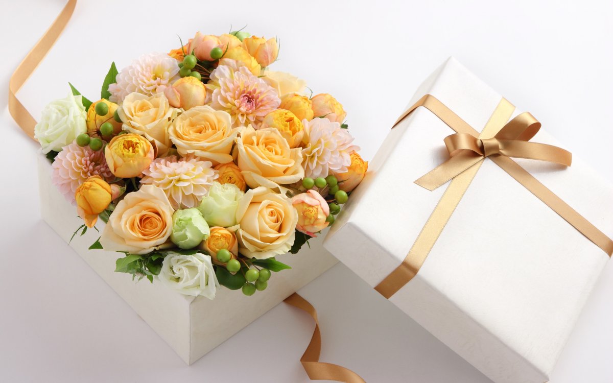 Открытка букет цветов и подарок