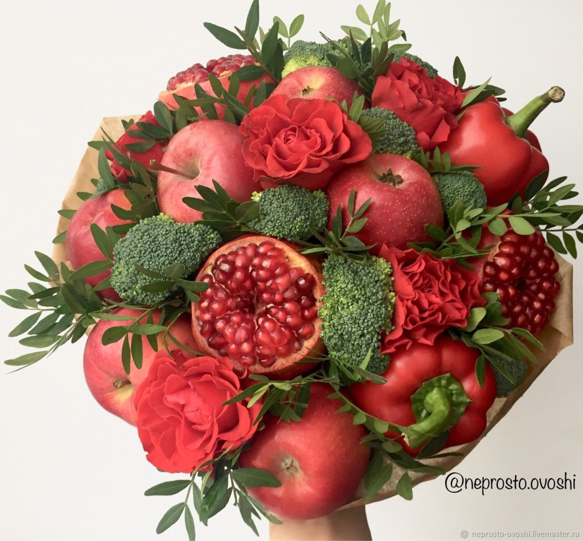 Букет из фруктов с гранатом