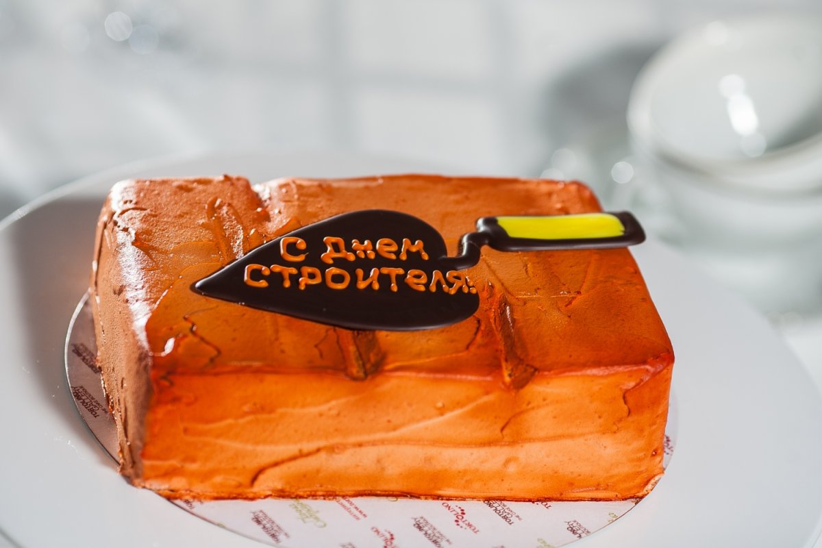Сладкий подарок строителю