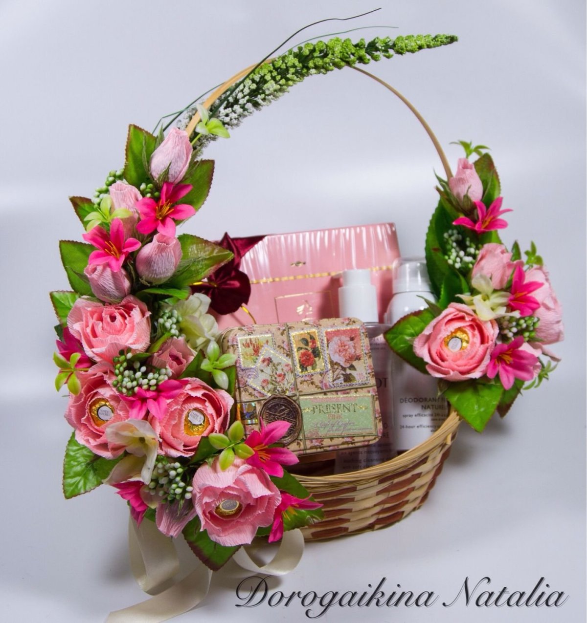 Композиция из конфет в корзинке