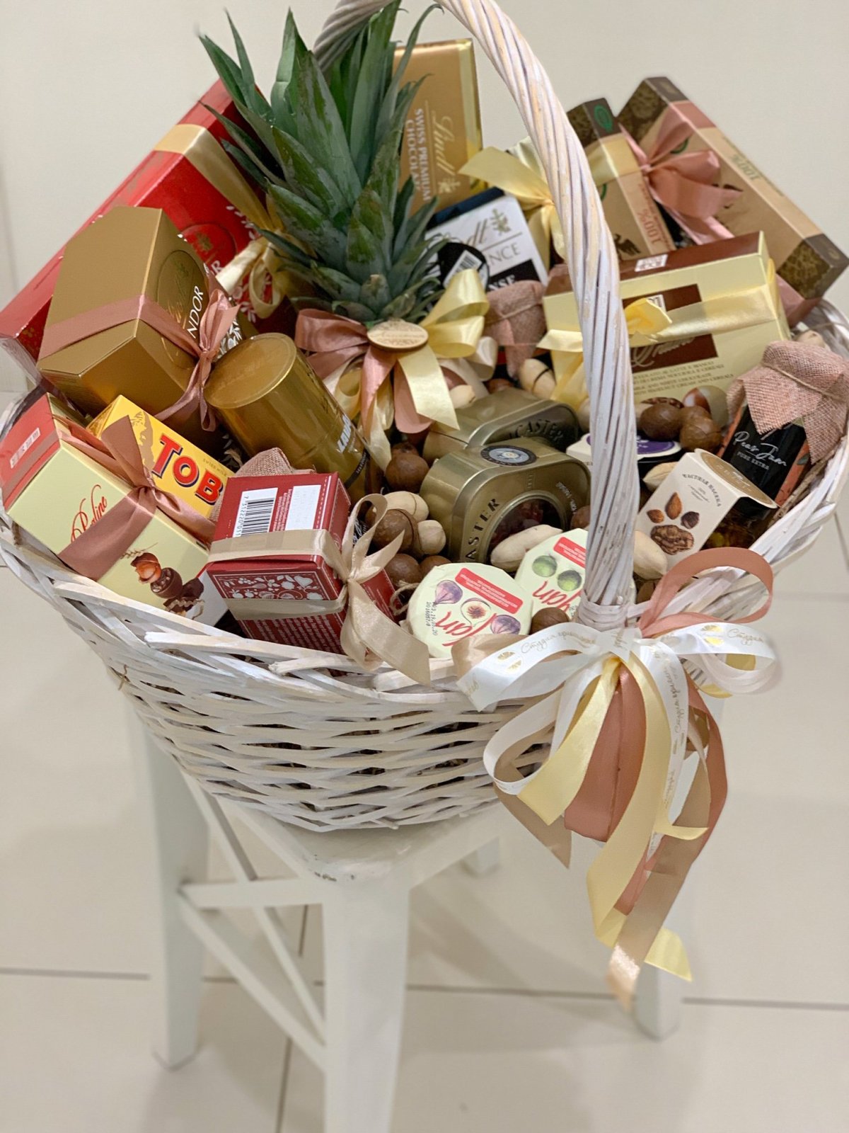 Корзина с цветами и конфетами