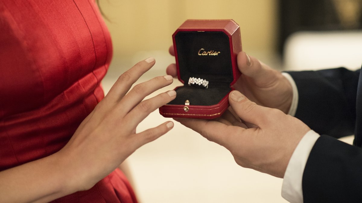 Мужчина дарит кольцо