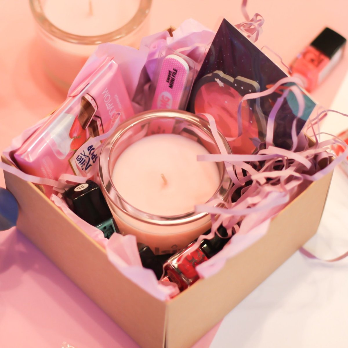 Розовый подарок для девушки